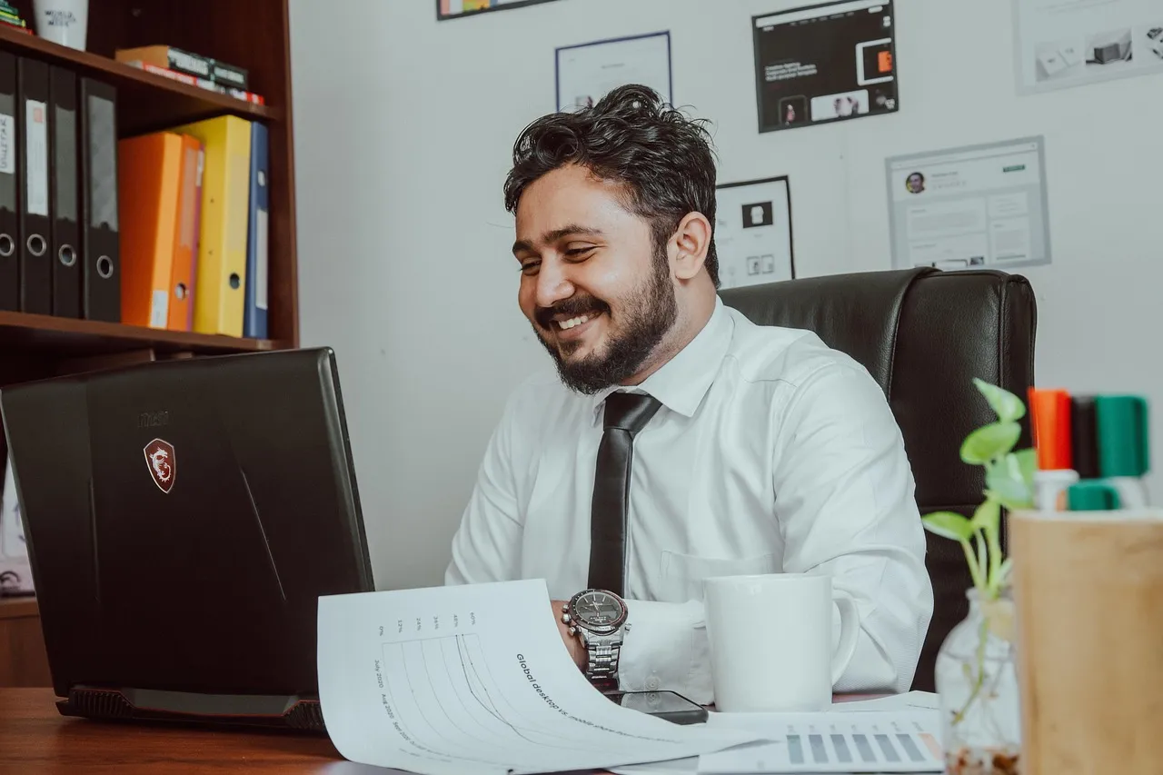 Profissional sorridente analisa documentos em uma mesa de escritório